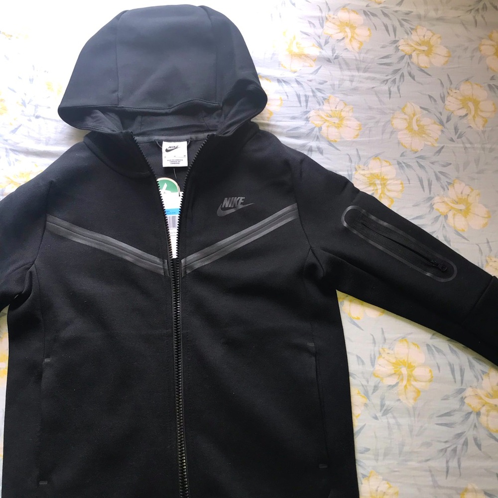 Black Nike tech fleece size us M kids